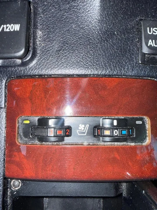 2010 Lexus HS - Image 11 of 16
