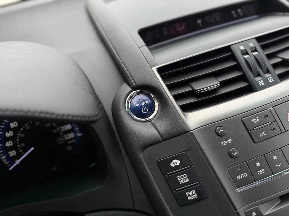 2010 Lexus HS - Image 17 of 20