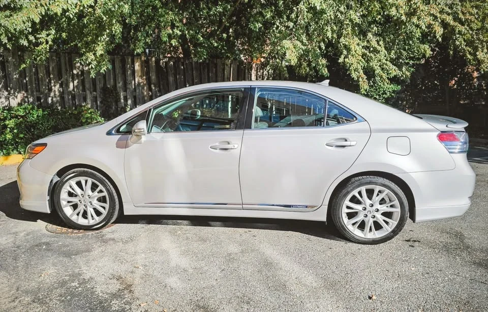 2010 Lexus HS - Image 4 of 13