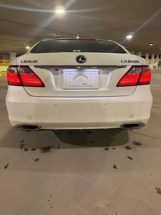 2010 Lexus LS 4th Gen - Image 16 of 17