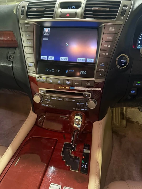 2010 Lexus LS 4th Gen - Image 10 of 17