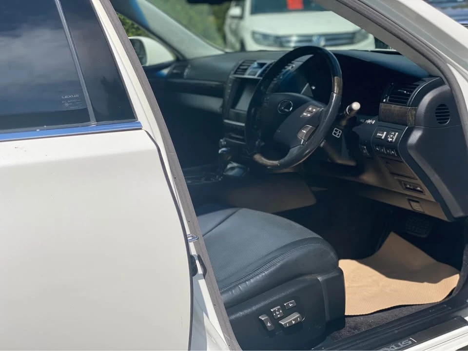 2010 Lexus LS 4th Gen - Image 7 of 19
