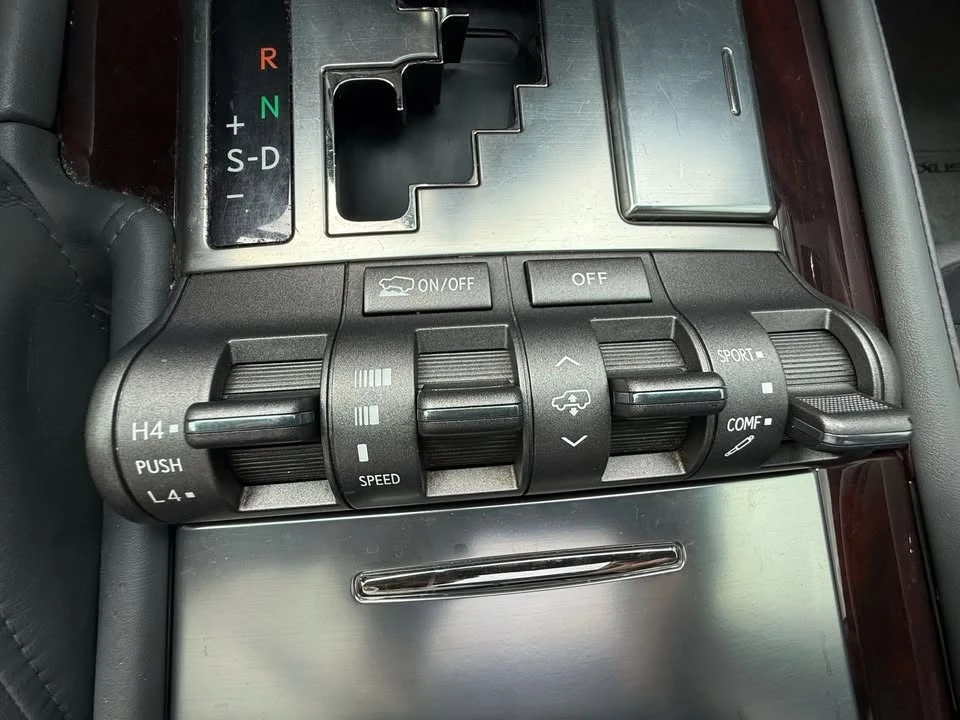 2010 Lexus LX 3rd Gen - Image 17 of 19