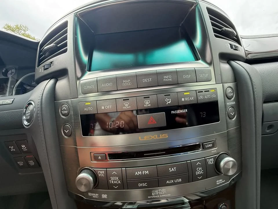 2010 Lexus LX 3rd Gen - Image 18 of 19