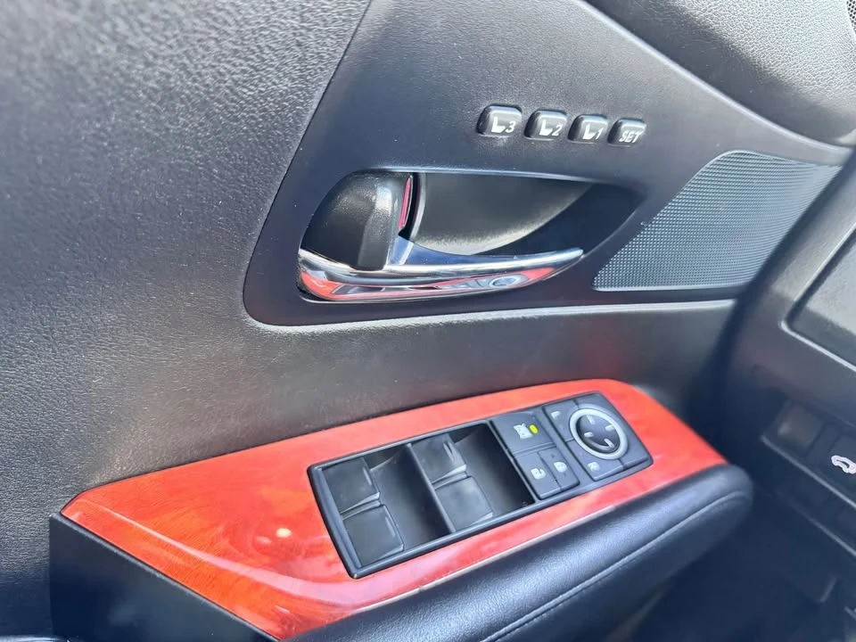 2010 Lexus RX 3rd Gen - Image 17 of 18