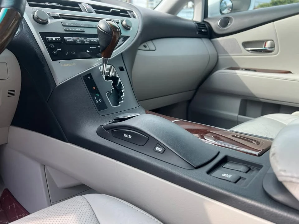 2010 Lexus RX 3rd Gen - Image 16 of 20