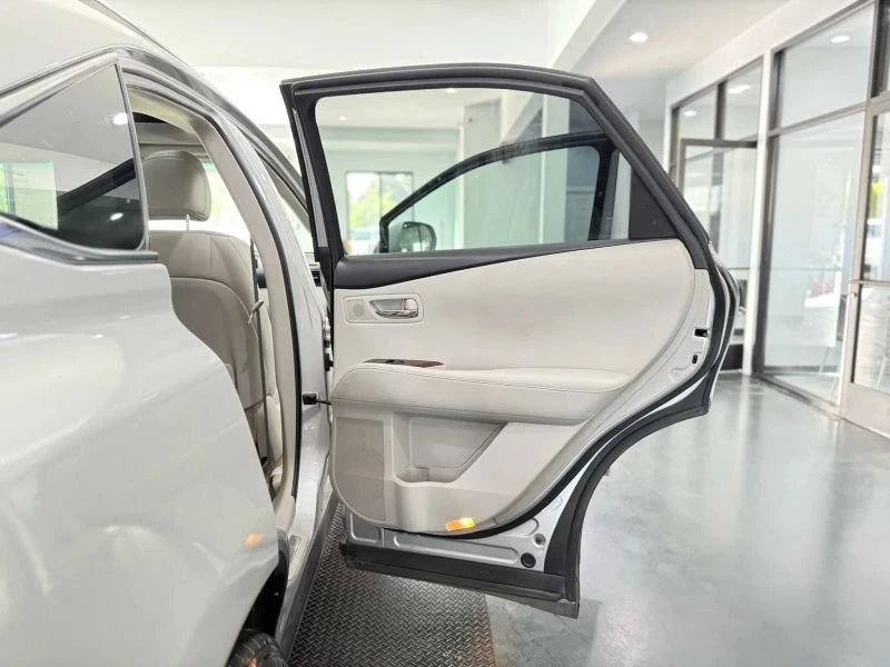 2010 Lexus RX 3rd Gen - Image 18 of 19