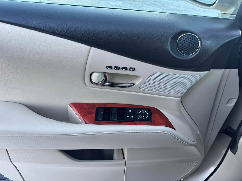 2010 Lexus RX 3rd Gen - Image 17 of 18