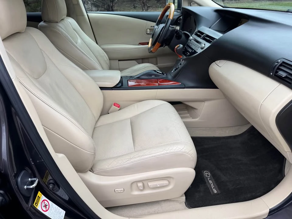 2010 Lexus RX 3rd Gen - Image 16 of 19