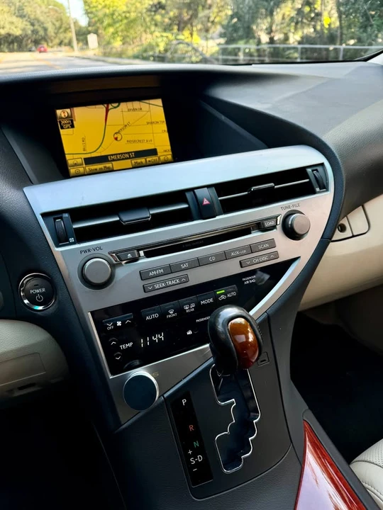 2010 Lexus RX 3rd Gen - Image 17 of 19