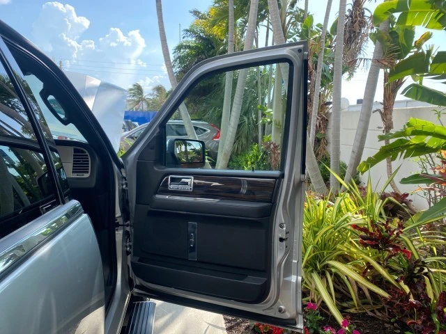 2010 Lincoln Navigator 3rd Gen - Image 12 of 21