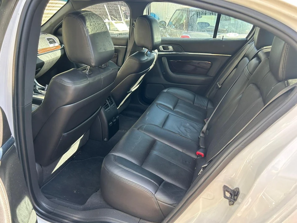 2010 Lincoln MKS - Image 11 of 15
