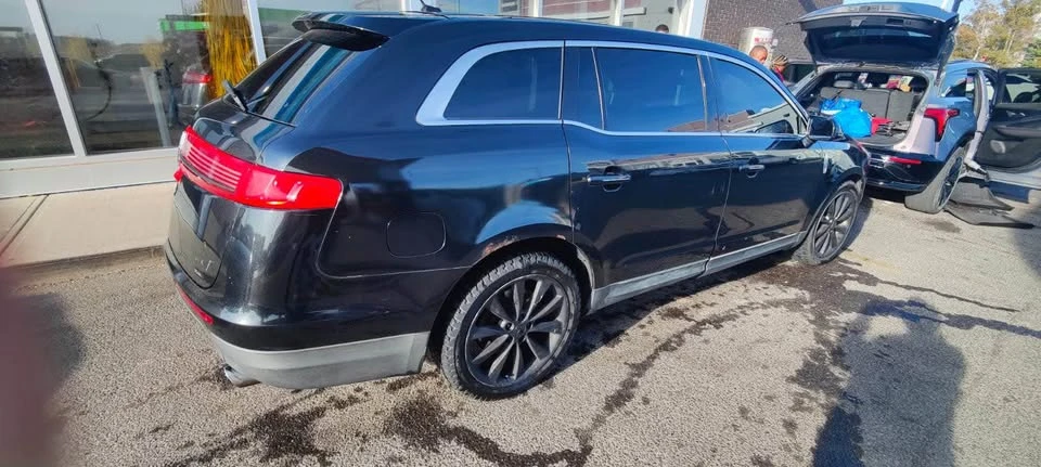 2010 Lincoln MKT - Image 4 of 5