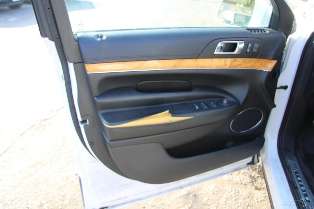 2010 Lincoln MKT - Image 12 of 21