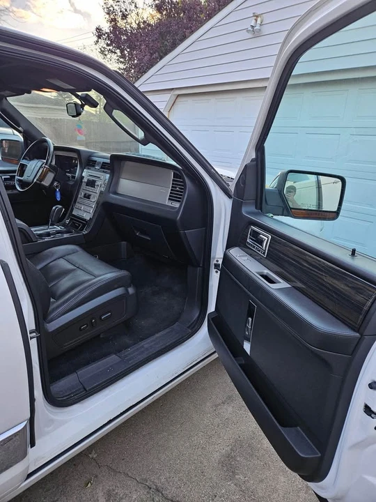 2010 Lincoln Navigator 3rd Gen - Image 10 of 19