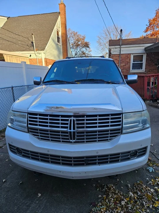 2010 Lincoln Navigator 3rd Gen - Image 2 of 19