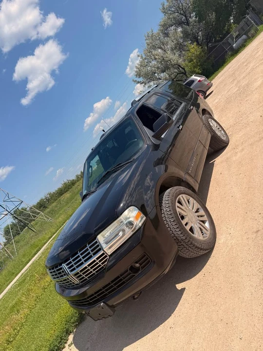 2010 Lincoln Navigator 3rd Gen - Image 2 of 10