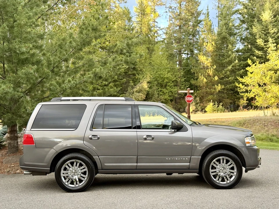 2010 Lincoln Navigator 3rd Gen - Image 9 of 31