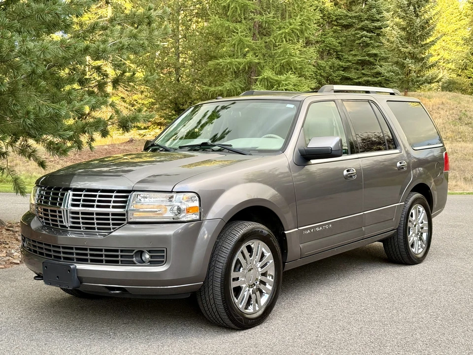 2010 Lincoln Navigator 3rd Gen - Image 2 of 31