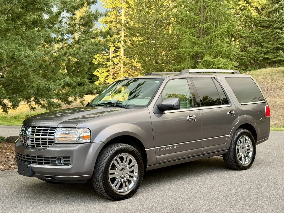 2010 Lincoln Navigator 3rd Gen - Image 3 of 31