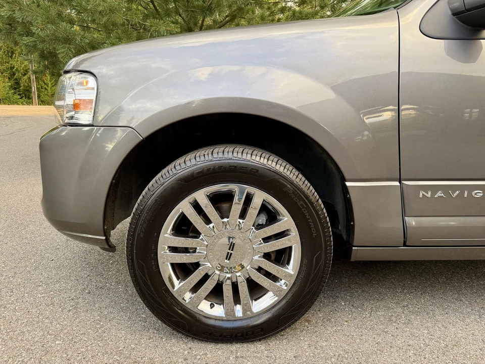 2010 Lincoln Navigator 3rd Gen - Image 19 of 31