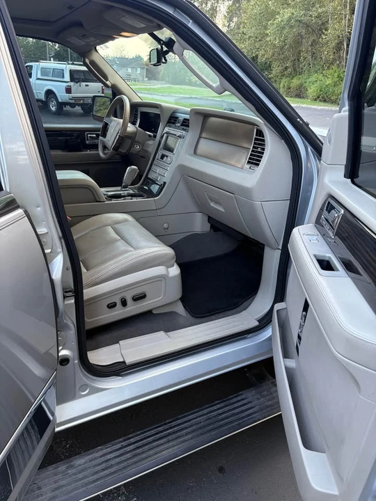 2010 Lincoln Navigator 3rd Gen - Image 9 of 19