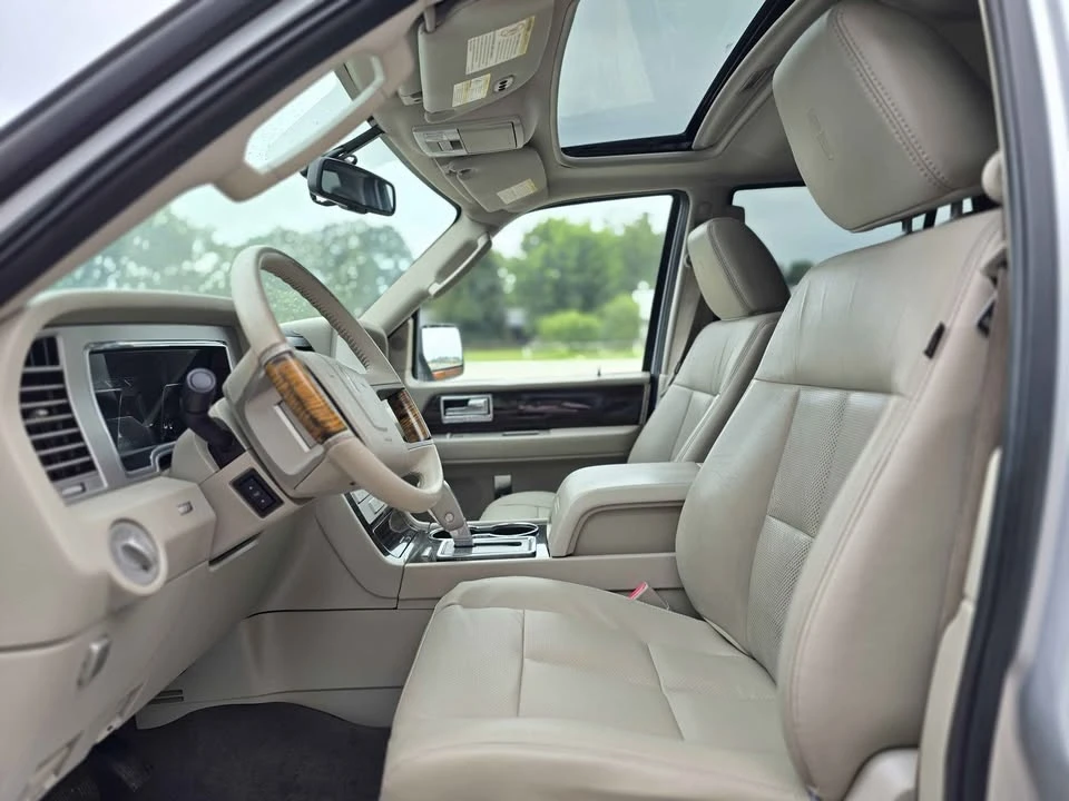2010 Lincoln Navigator - Image 2 of 20