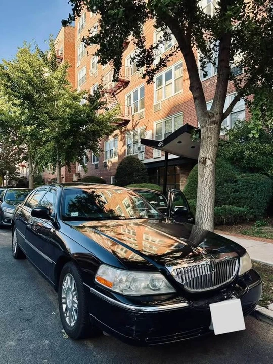 2010 Lincoln Town Car - Image 3 of 10
