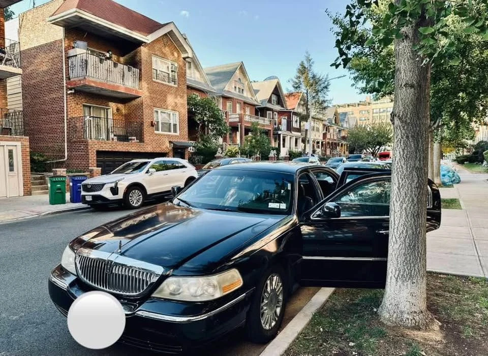 2010 Lincoln Town Car - Image 2 of 10