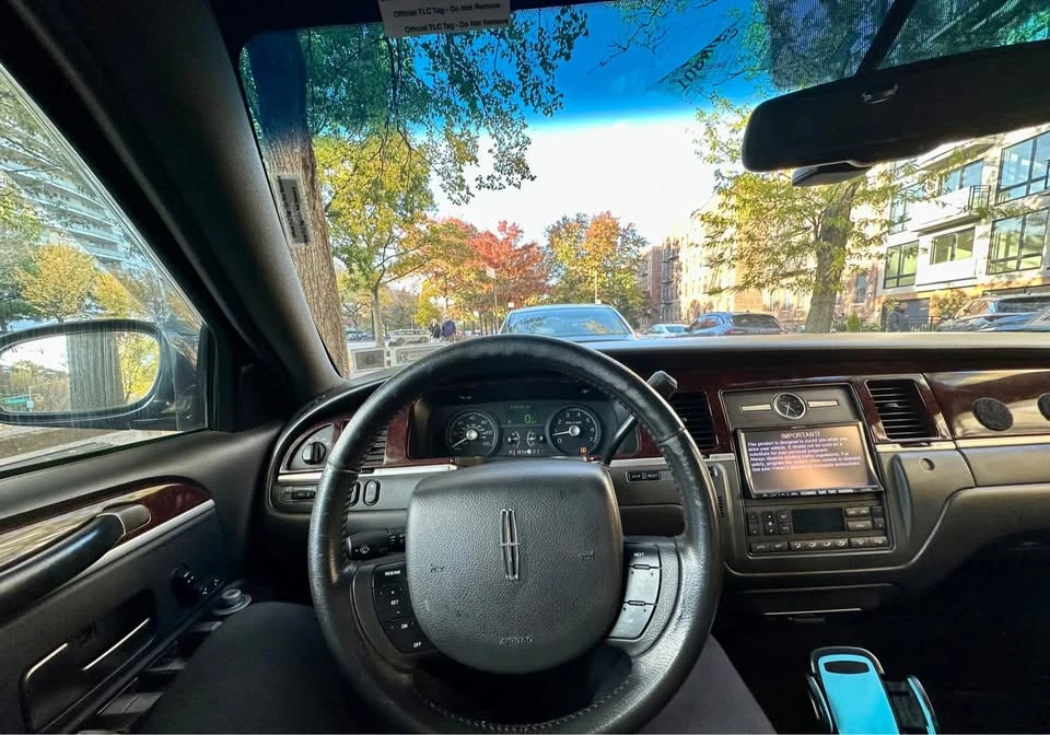 2010 Lincoln Town Car - Image 9 of 10