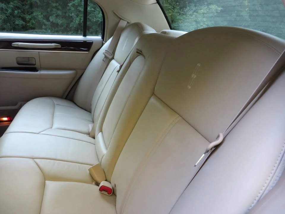 2010 Lincoln Town Car - Image 9 of 17
