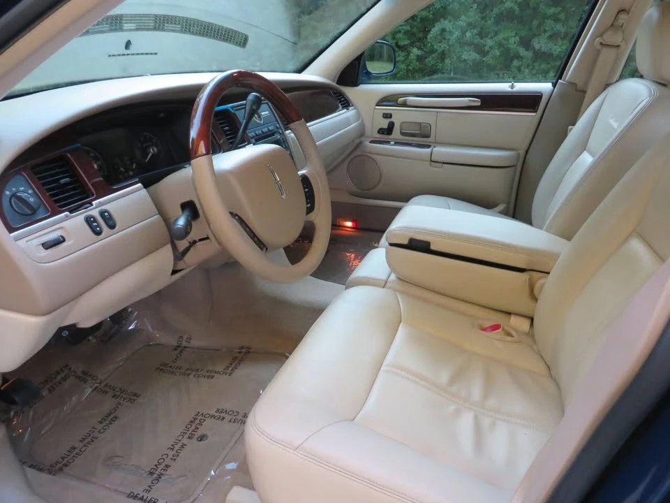 2010 Lincoln Town Car - Image 6 of 17