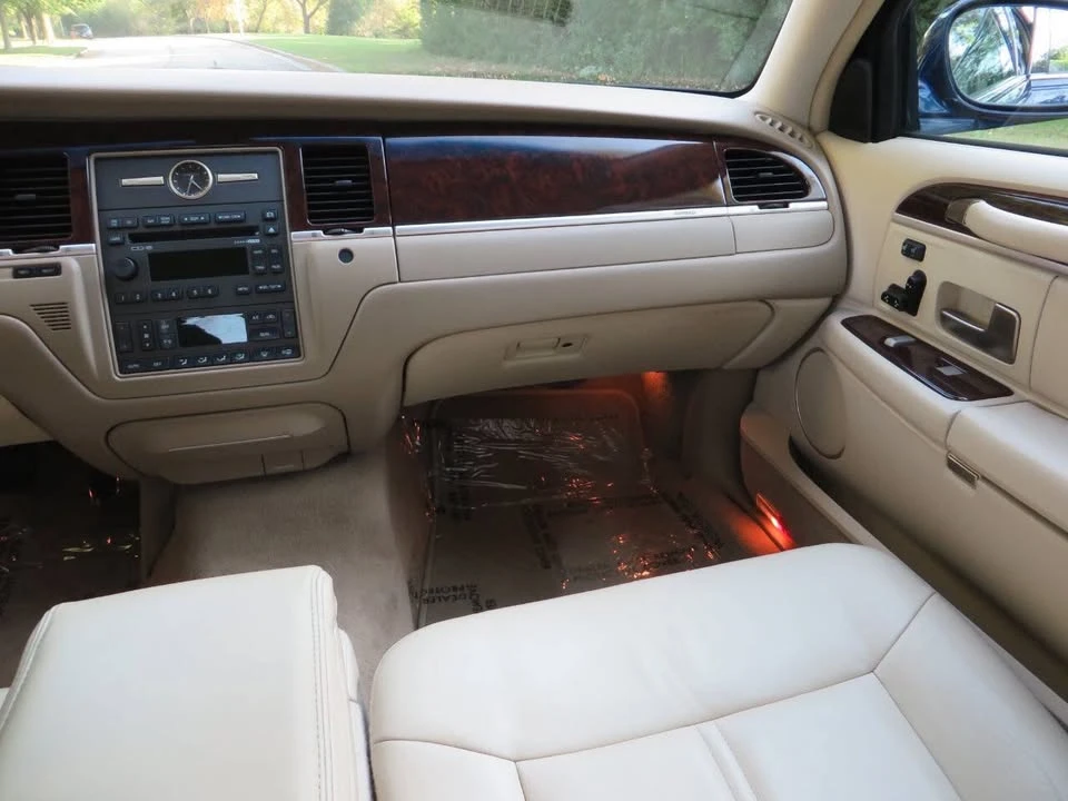 2010 Lincoln Town Car - Image 14 of 17