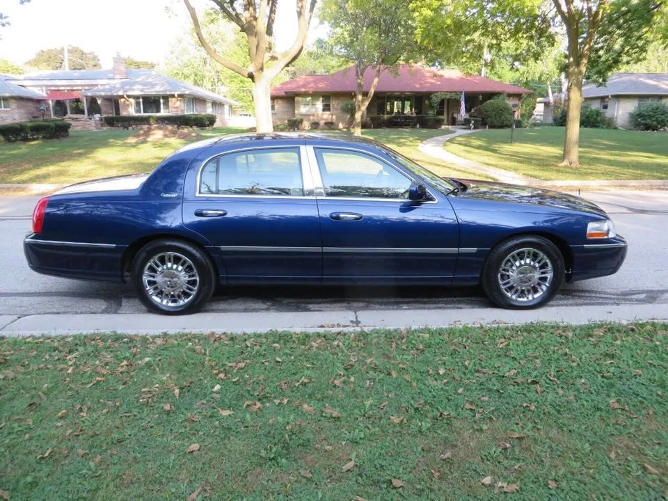 2010 Lincoln Town Car - Image 3 of 17