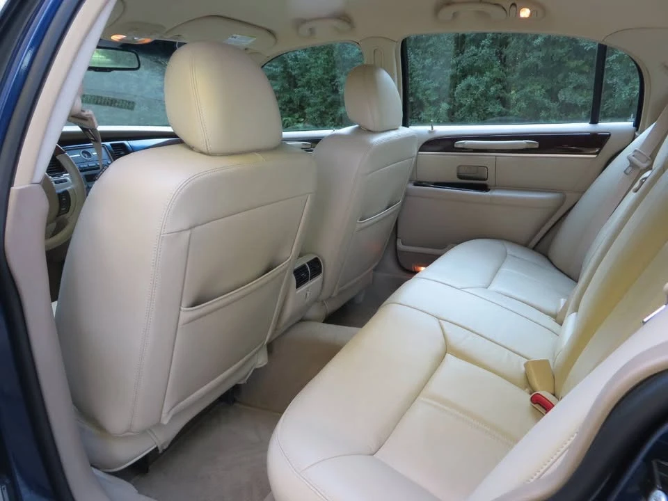 2010 Lincoln Town Car - Image 8 of 17