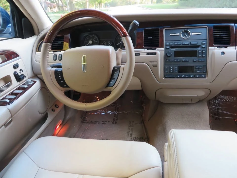 2010 Lincoln Town Car - Image 13 of 17