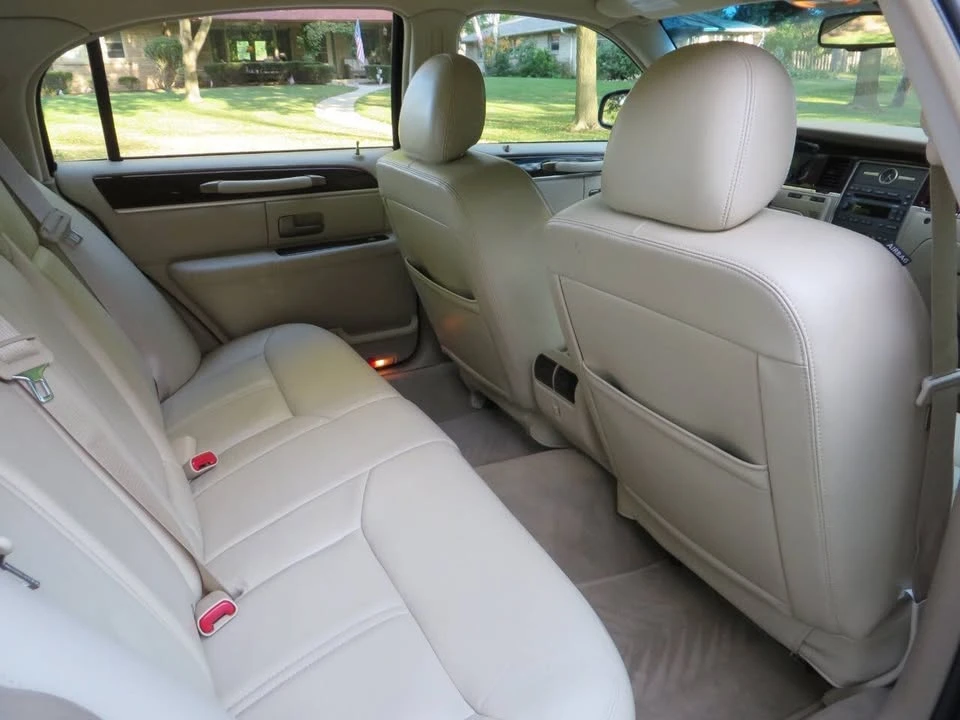 2010 Lincoln Town Car - Image 11 of 17