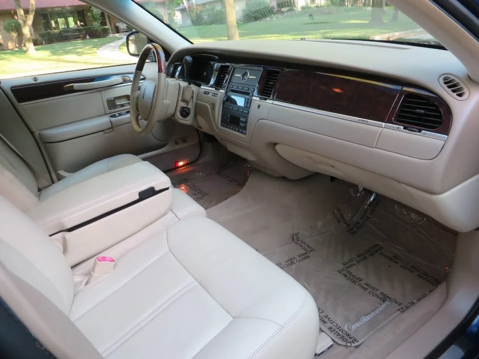 2010 Lincoln Town Car - Image 12 of 17