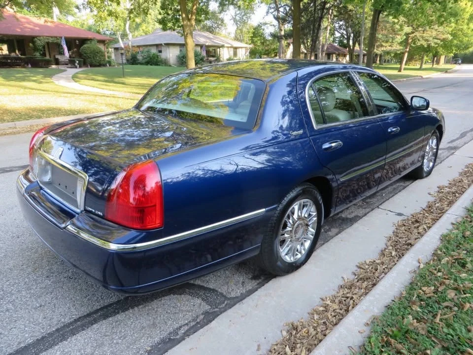 2010 Lincoln Town Car - Image 2 of 17
