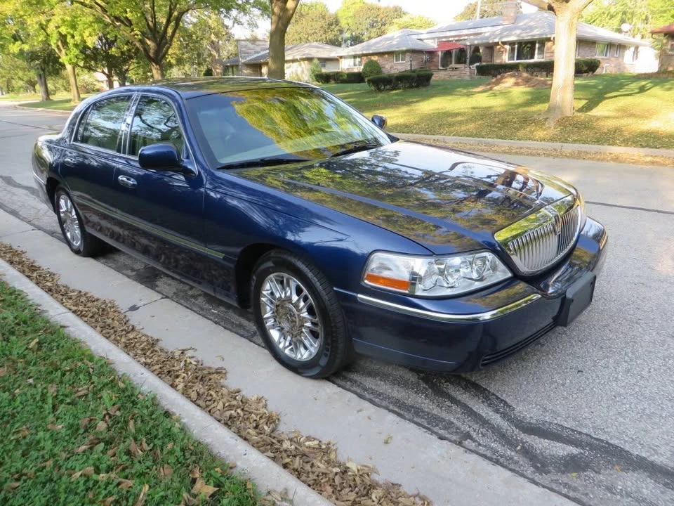 2010 Lincoln Town Car - Image 4 of 17