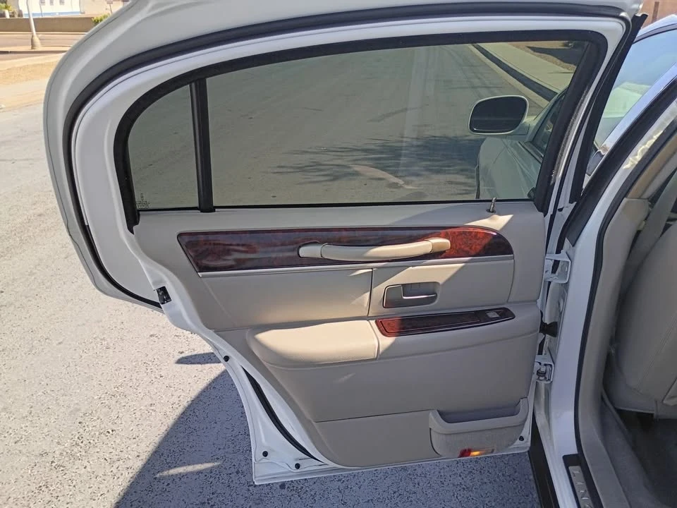2010 Lincoln Town Car - Image 11 of 20