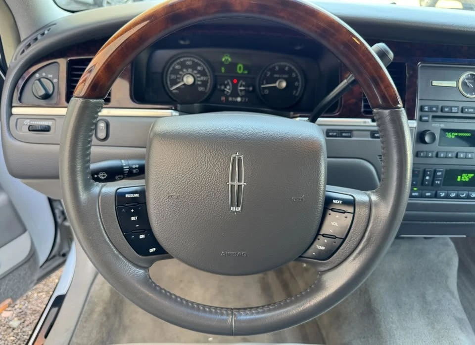 2010 Lincoln Town Car - Image 8 of 20