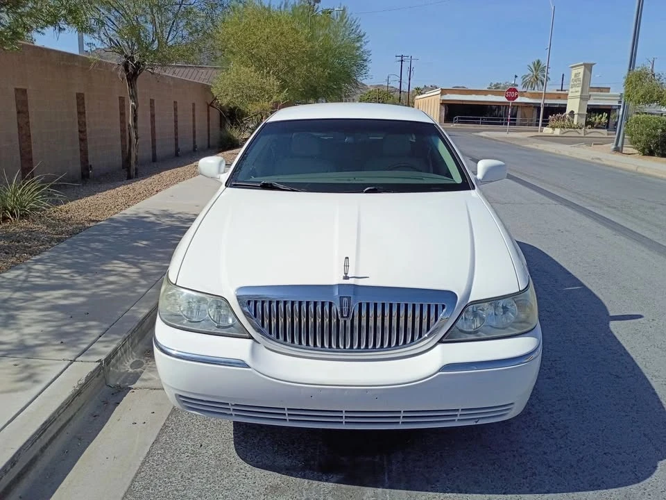 2010 Lincoln Town Car - Image 10 of 20