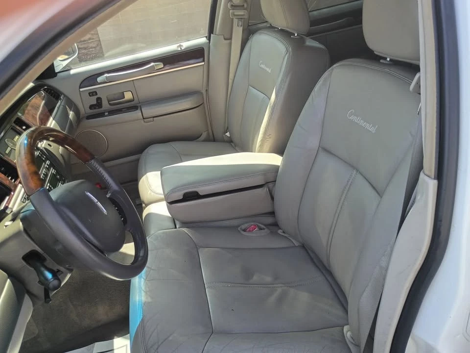 2010 Lincoln Town Car - Image 16 of 20