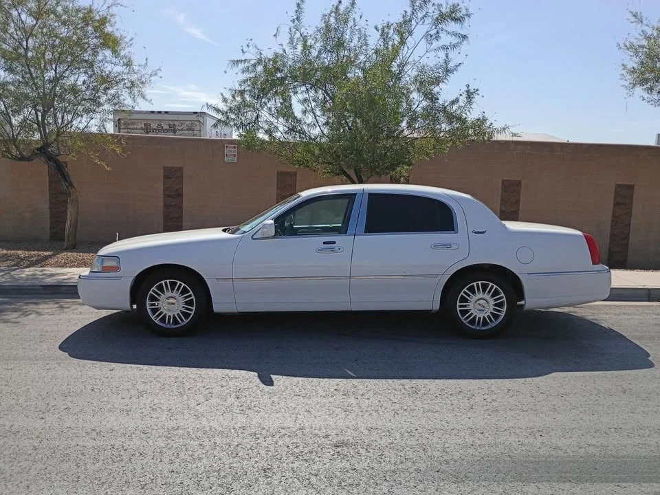2010 Lincoln Town Car - Image 9 of 20