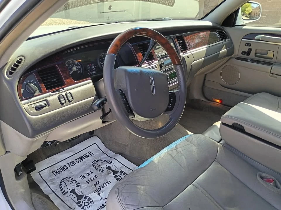 2010 Lincoln Town Car - Image 17 of 20