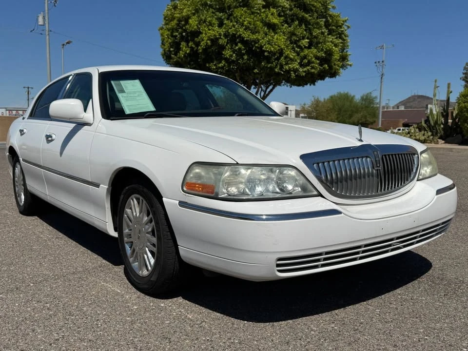 2010 Lincoln Town Car - Image 2 of 20