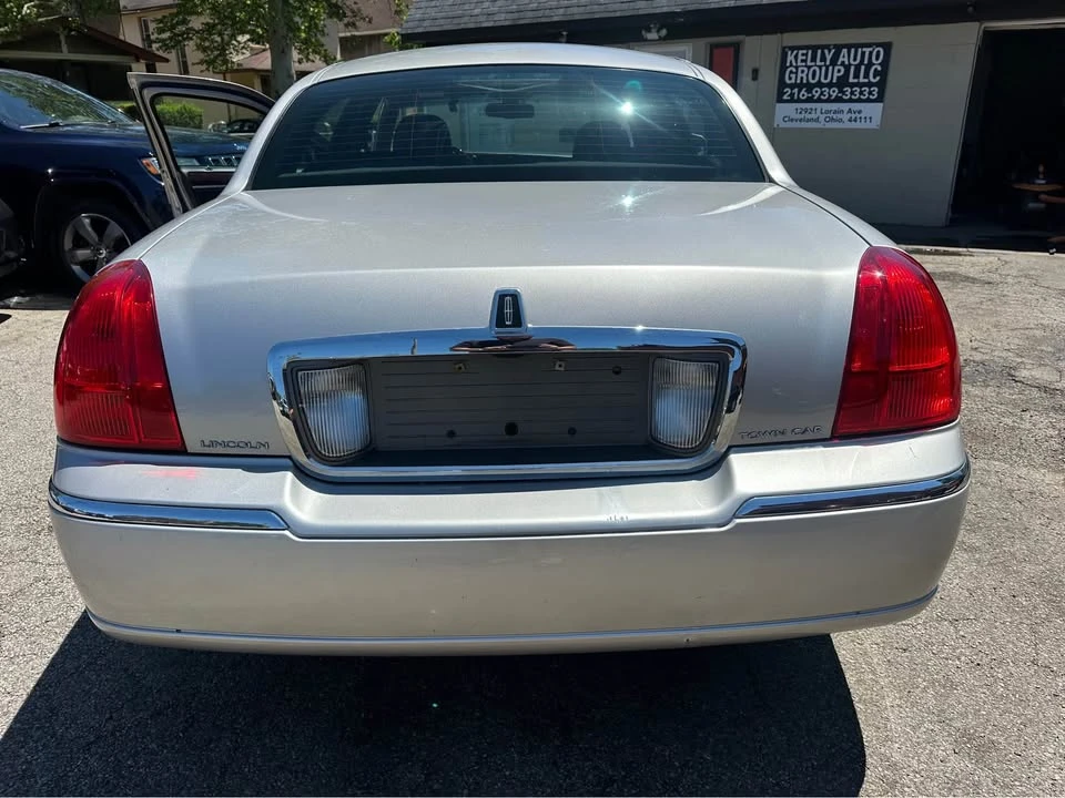 2010 Lincoln Town Car - Image 3 of 10