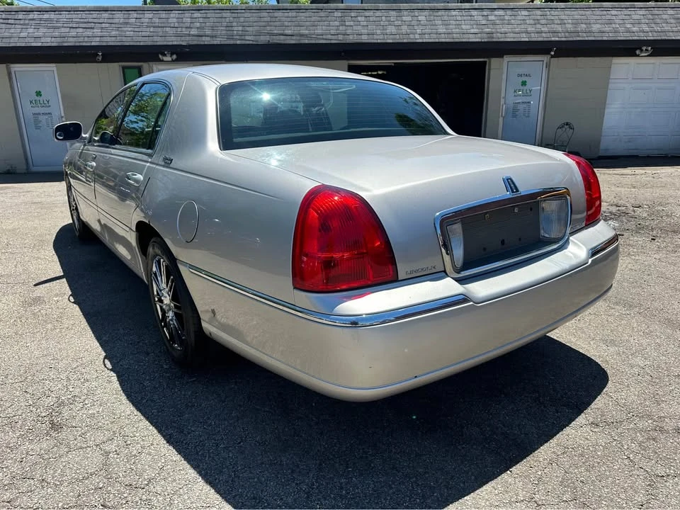 2010 Lincoln Town Car - Image 4 of 10
