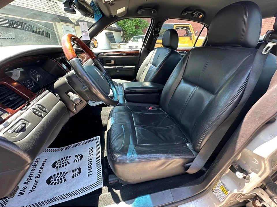 2010 Lincoln Town Car - Image 7 of 10